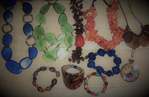 Collection de colliers et boucles d'oreilles, bracelets et bagues en ivoire végétal et d'autres matières naturelles