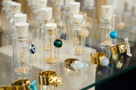 Découvrez toute une sélection de bijoux : colliers, boucles d'oreilles et bagues, ornés de pierres semi-précieuses