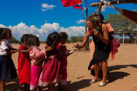 Le créateur de bijoux Flor Amazona avec des enfants indigènes, dont la culture à inspiré la création des bijoux rappelant l'Amazonie