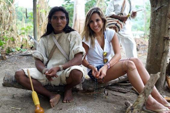 Créatrice de la marque de bijoux Flor Amazona accompagnée d'un indigène avec la foret en décor